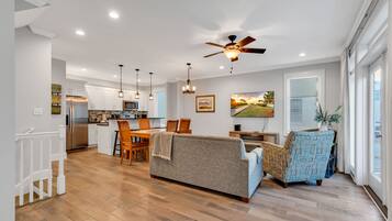 Rumah Comfort, 4 kamar tidur, balkon | Ruang keluarga | Smart TV 65-inci dengan saluran TV satelit