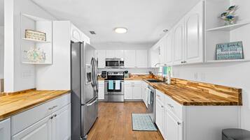 Een microgolfoven, een oven, een kookplaat, een vaatwasser