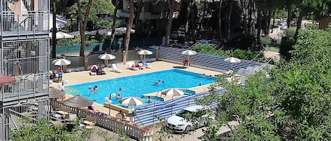 Piscine extérieure (ouverte en saison), parasols de plage