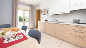 Lemari es besar, microwave, kompor, dan ketel listrik