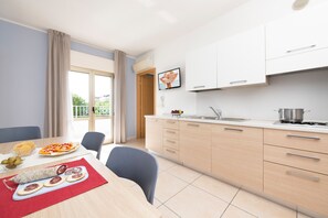 Kjøleskap, mikrobølgeovn, kokeplater og vannkoker