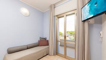 Bilocale Nautilus | Area soggiorno | Smart TV 32 pollici con canali digitali