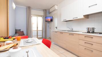 Bilocale Nautilus | Cucina privata | Frigorifero con congelatore, microonde, piano cottura