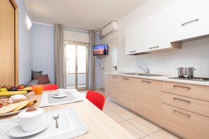 Bilocale Nautilus | Eigene Küche | Großer Kühlschrank, Mikrowelle, Herdplatte, Wasserkocher