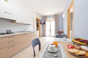 Trilocale Ciprea | Private kitchen | Full-size fridge, microwave, stovetop, electric kettle - Residence Quadrifoglio (Cervia)