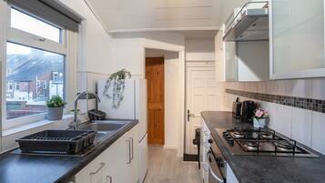 Een koelkast, een magnetron, een oven, een kookplaat