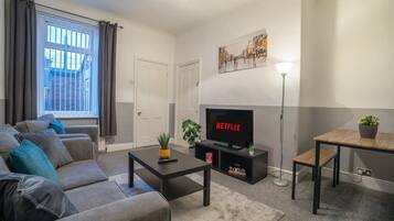 Een televisie en een kantoor