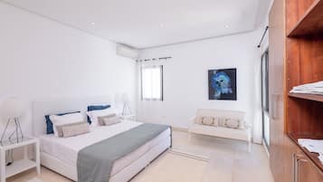 Family Villa | 4 bedrooms, iron/ironing board, free WiFi