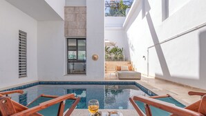 A poolside area with a seating arrangement and a view of the interior. - Villa Tanit  (La Marsa)