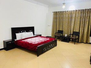 Standard Room | Desk, soundproofing, free WiFi - Lux Lounge Guest House  (Islamabad)