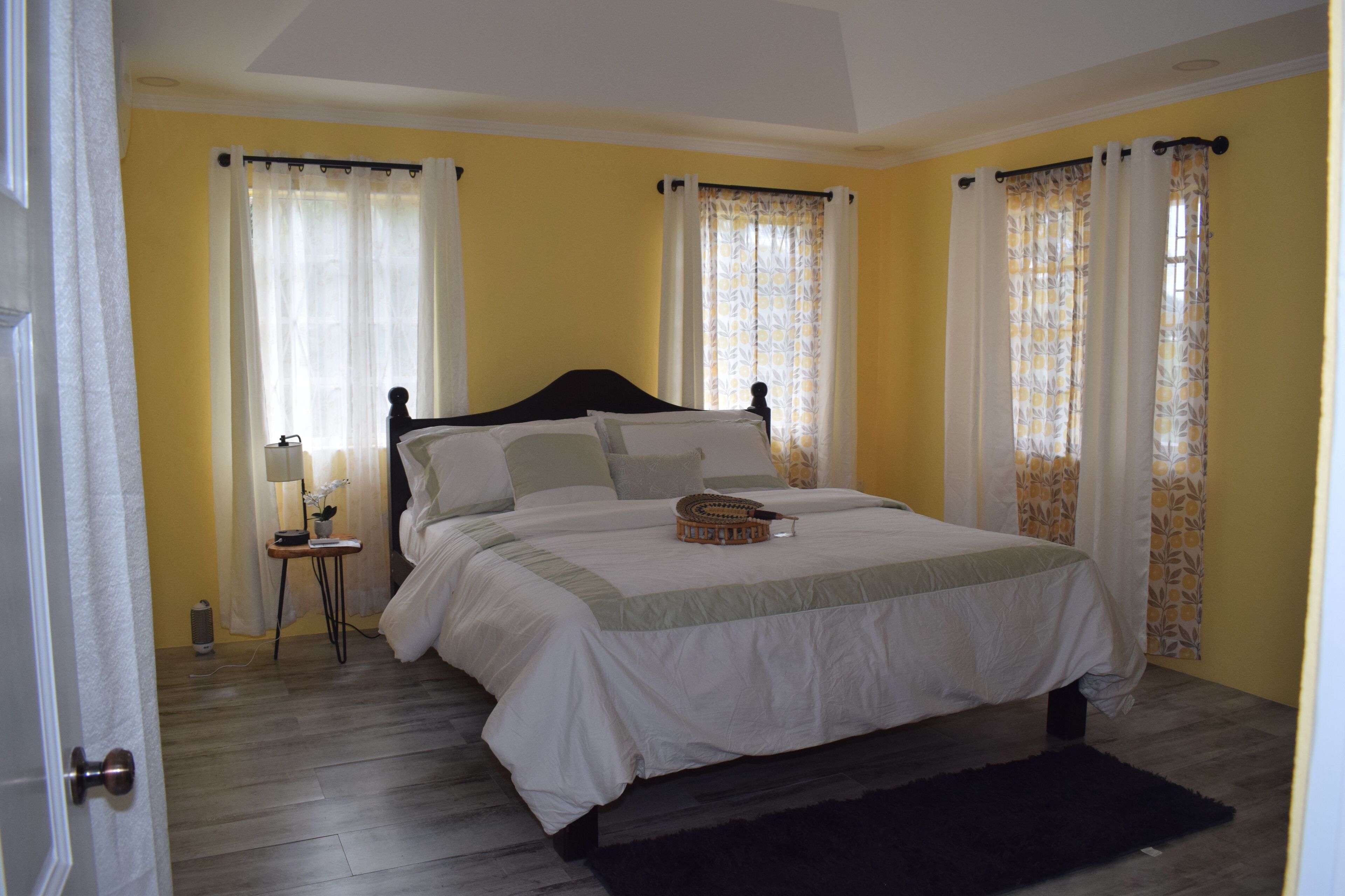 3 makuuhuonetta, tallelokero huoneessa, silitysrauta/-lauta