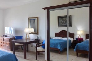 1 chambre, coffres-forts dans les chambres, fer et planche à repasser