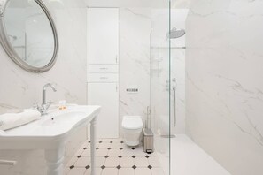 Dusche, Haartrockner, Shampoo