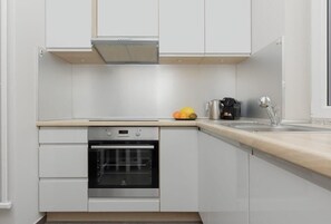 Frigorífico, microondas, horno y placa de cocina