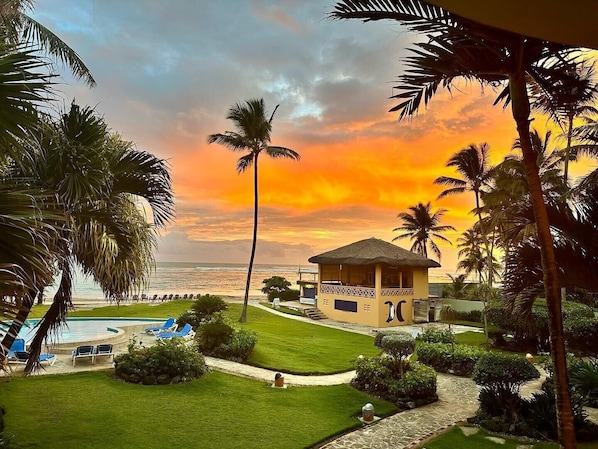 Outdoor pool - Kitebeach Oceanfront 2 Bedroom Apartment (Puerto Plata, República Dominicana)