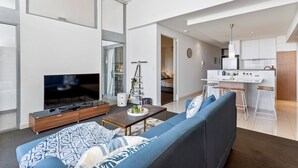 TV, offices - Bright 3bdrm City Skyline views CATBus,WACA,Optus (East Perth)