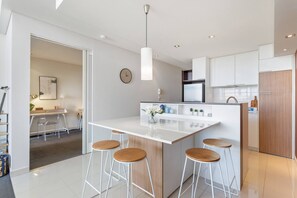Interior - Bright 3bdrm City Skyline views CATBus,WACA,Optus (East Perth)