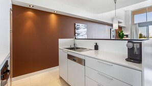 Coffee/tea maker, fridge, microwave, oven - Bright 3bdrm City Skyline views CATBus,WACA,Optus (East Perth)
