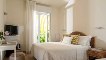 Superior-Doppelzimmer | Hochwertige Bettwaren, Daunenbettdecken, Zimmersafe, Schreibtisch