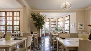 Tägliches inbegriffenes großes Frühstück