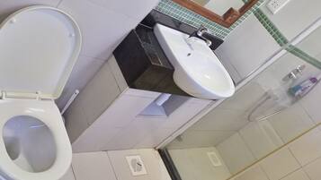 Dutxa, bidet, tovalloles i sabó