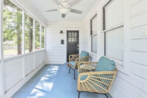 Terrace/patio - Remodeled Historical Apartment in safe, convenient area. Comfortable Furnishings (Pineville)