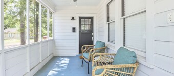 Remodeled Historical Apartment in safe, convenient area. Comfortable Furnishings