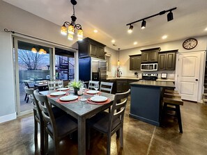 冷蔵庫、電子レンジ、オーブン、コンロ