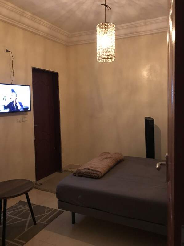 1 dormitorio, tabla de planchar con plancha, wifi y ropa de cama