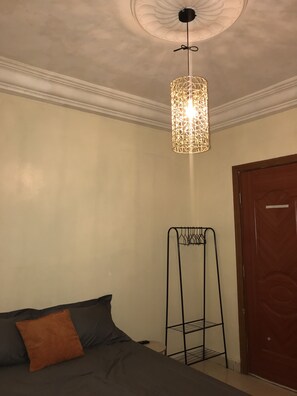 1 habitación, tabla de planchar con plancha, wifi y ropa de cama 
