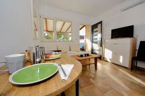 Family Apartment, 2 Bedrooms, 2 Bathrooms (Seaside Serenity Suite) | Dining - Seaside Serenity Suite (Obrovac)
