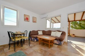 Familieleilighet, 2 soverom, 2 bad (Seaside Serenity Suite) | Oppholdsområde