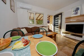 Family Apartment, 2 Bedrooms, 2 Bathrooms (Seaside Serenity Suite) | Dining - Seaside Serenity Suite (Obrovac)