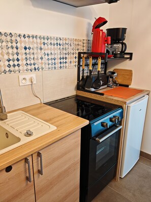 Kühlschrank, Mikrowelle, Ofen, Herdplatte