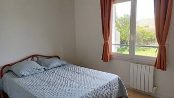 3 bedrooms, iron/ironing board, WiFi, bed sheets