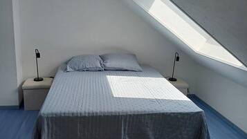 3 bedrooms, iron/ironing board, WiFi, bed sheets