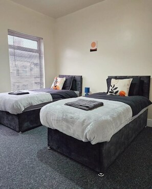 4 bedrooms, WiFi - *Spacious/Luxury/Near City Center/Free Parking*
(Coventry)