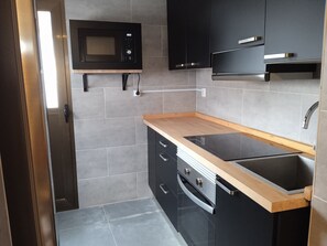 Fridge, microwave, oven, stovetop - Ático acogedor y con encanto en el centro de Granada (Granada)