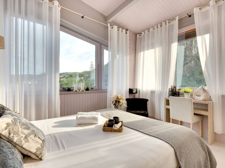 Caja de seguridad en la habitación y cortinas blackout