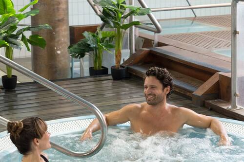 Een sauna, een bubbelbad, een stoombad, warm/mineraalwaterbronnen