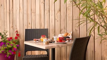 Continental breakfast on weekdays (EUR 10 per person)