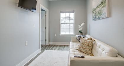 Bright Houston Retreat - 8 Mi to Downtown