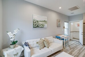 Apartment (1 Bedroom) | Living area | TV, books - Bright Houston Retreat - 8 Mi to Downtown (Houston)