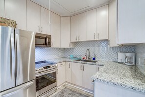 Apartment (1 Bedroom) | Private kitchen | Microwave, oven, stovetop, cookware/dishes/utensils - Bright Houston Retreat - 8 Mi to Downtown (Houston)