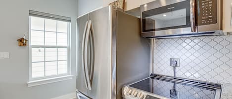Apartment (1 Bedroom) | Private kitchen | Microwave, oven, stovetop, cookware/dishes/utensils