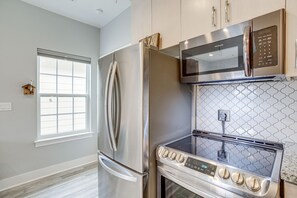 Apartamento (1 Bedroom) | Cozinha privada | Micro-ondas, fogão, cooktop, talheres/pratos/utensílios de cozinha