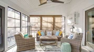 Apartment (3 Bedrooms) | Front of property