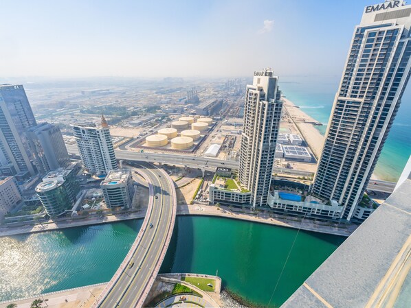Deluxe Apartment | Balcony - Mesmerizing Condo With Stunning Canal and Sea View (Dubai)
