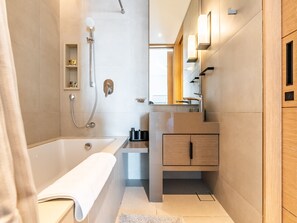 Deluxe Apartment | Bathroom - Mesmerizing Condo With Stunning Canal and Sea View (Dubai)