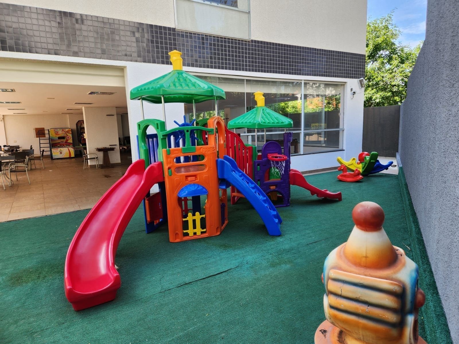 Zona de juegos infantiles con toboganes y estructuras para escalar.